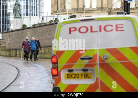 Victoria Square, Birmingham, 21 janvier 2024 - la police des West Midlands à Victoria Square, dans le centre de Birmingham, après que Muhammad Hassam Ali, 17 ans, a été poignardé à mort samedi après-midi. - DÉCLARATION DE LA POLICE DES WEST MIDLANDS : nous avons commencé une enquête pour meurtre après qu'un adolescent poignardé dans le centre-ville de Birmingham soit mort tragiquement. Nous avons été appelés à Victoria Square après qu’un garçon de 17 ans ait été retrouvé grièvement blessé hier, juste avant 15h30 (20 janvier). Il a été transporté d'urgence à l'hôpital mais est malheureusement décédé plus tard. Crédit : Arrêter Press Media/Alamy Live News Banque D'Images