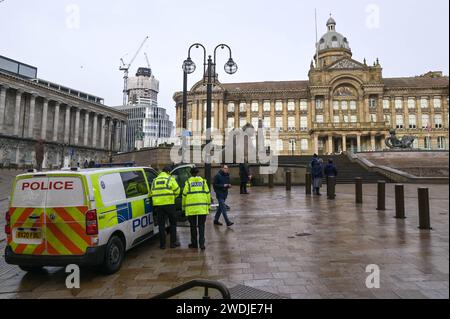 Victoria Square, Birmingham, 21 janvier 2024 - la police des West Midlands à Victoria Square, dans le centre de Birmingham, après que Muhammad Hassam Ali, 17 ans, a été poignardé à mort samedi après-midi. - DÉCLARATION DE LA POLICE DES WEST MIDLANDS : nous avons commencé une enquête pour meurtre après qu'un adolescent poignardé dans le centre-ville de Birmingham soit mort tragiquement. Nous avons été appelés à Victoria Square après qu’un garçon de 17 ans ait été retrouvé grièvement blessé hier, juste avant 15h30 (20 janvier). Il a été transporté d'urgence à l'hôpital mais est malheureusement décédé plus tard. Crédit : Arrêter Press Media/Alamy Live News Banque D'Images