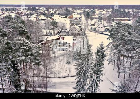 Vue aérienne d'un petit village dans le plat nord de l'Allemagne après la première neige Banque D'Images