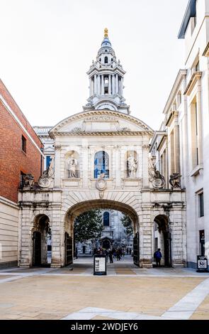 Entrée du Temple Bar reconstruite, par Sir Christopher Wren, ancienne entrée cérémonielle de la City de Londres, à Paternoster Square, Londres Banque D'Images