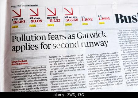 «Pollution craint que Gatwick applique pour la deuxième piste» journal Guardian titre aéroport deuxième piste environnement article d'affaires 7 juillet 2023 Royaume-Uni Banque D'Images