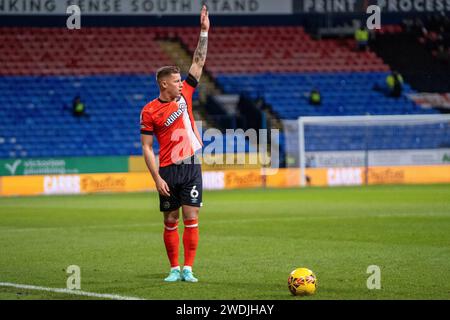 Le milieu de terrain de Luton Town Ross Barkley (6) en action lors du match de replay du 3e tour du Bolton Wanderers FC vs Luton Town FC Emirates FA Cup au Toughsheet Community Stadium, Bolton, Royaume-Uni, le 16 janvier 2024 Banque D'Images