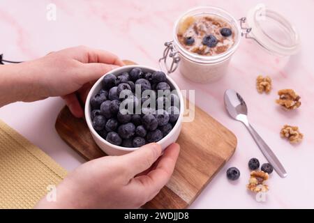 Mains de femme caucasienne tenant le bol avec un petit déjeuner sain Banque D'Images