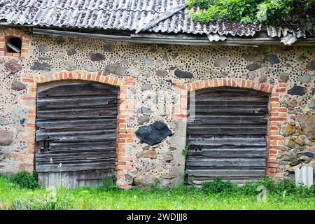 Vieille porte en bois de la grange de rochers Banque D'Images