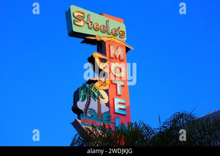Universal City, Hollywood, Californie : Steele's Motel signe, restauré par le Museum of Neon Art, exposé le long de CityWalk à Universal Studios Hollywoo Banque D'Images