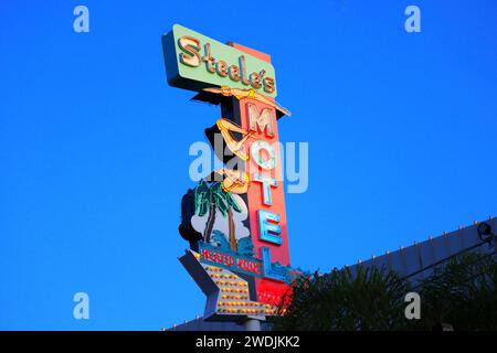 Universal City, Hollywood, Californie : Steele's Motel signe, restauré par le Museum of Neon Art, exposé le long de CityWalk à Universal Studios Hollywoo Banque D'Images
