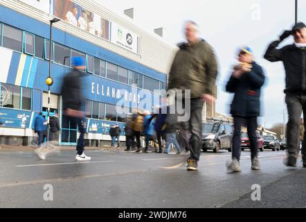 Elland Road, Leeds, Yorkshire, Royaume-Uni. 21 janvier 2024. EFL Championship football, Leeds contre Preston North End ; les fans de Leeds United font leur chemin vers le terrain crédit : action plus Sports/Alamy Live News Banque D'Images
