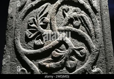 Sculpture dans la pierre de motif géométrique avec des fleurs sur une croix, Abbaye d'Iona, île d'Iona, Écosse Banque D'Images