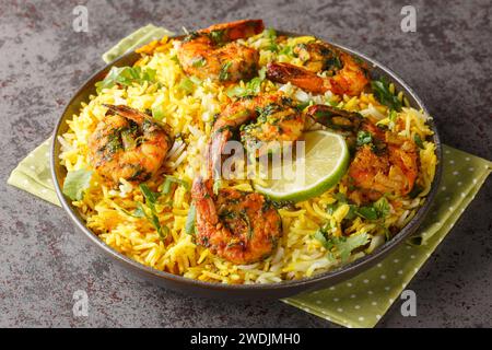 Populaire iranien fruits de mer pilaf Meygoo Polo avec des herbes et des crevettes gros plan sur l'assiette sur la table. Horizontal Banque D'Images