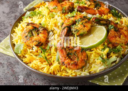 Riz aux crevettes persan Meygoo Polo avec des herbes et de la chaux closeup sur la plaque sur la table. Horizontal Banque D'Images