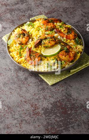 Meygoo Polo riz pilaf aux herbes et crevettes gros plan sur l'assiette sur la table. Vertical Banque D'Images