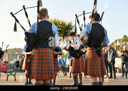 Membres de la bande de pipe de l'école secondaire Oban jouant dans le centre-ville d'Oban Banque D'Images