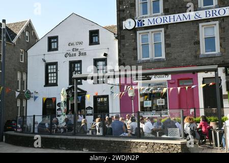 Vue sur la terrasse en face d'un pub dans le centre-ville d'Oban, Écosse Banque D'Images