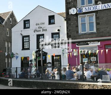 Vue sur la terrasse en face d'un pub dans le centre-ville d'Oban, Écosse Banque D'Images