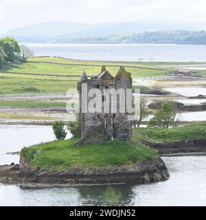 Vue sur Castle Stalker le long de la côte ouest de l'Écosse Banque D'Images