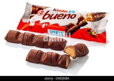 Alba, Italie - 20 janvier 2024 : Kinder Bueno Ferrero, collation aux noisettes avec le croquant d'une feuille de gaufrette recouverte de chocolat, paquet de deux barres avec c Banque D'Images