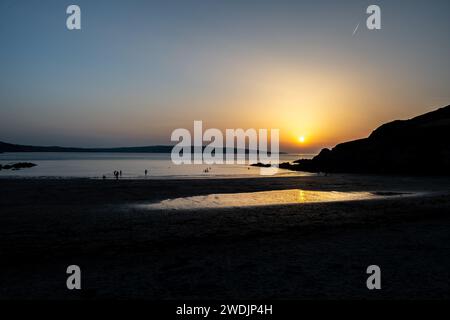 Coucher de soleil sur Pwllgwaelod Beach et Dinas Head sur la côte atlantique sauvage du Pembrokeshire au pays de Galles, Royaume-Uni Banque D'Images