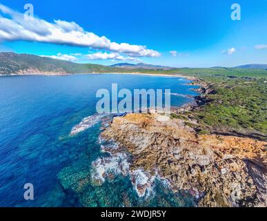 Vue aérienne du rivage de Porto Ferro par une journée ensoleillée. Sardaigne, Italie Banque D'Images