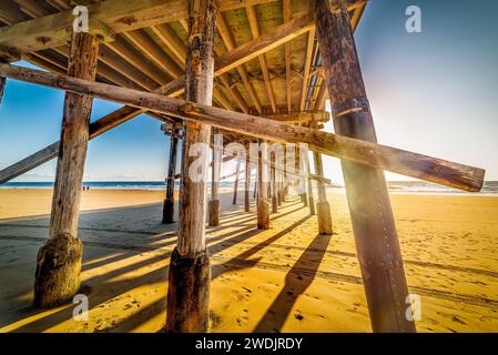 Poteaux de Newport Beach jetée en bois vue de la plage. Californie, États-Unis Banque D'Images