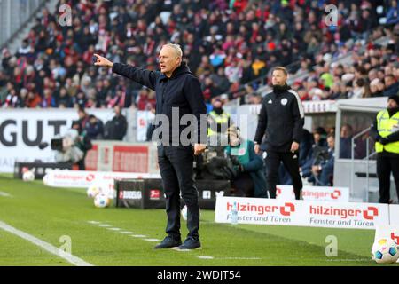 Freiburg, Deutschland. 20 janvier 2024. Freiburg, Deutschland 20. Januar 2024 : 1. BL - 2023/2024 - SC Freiburg vs TSG 1899 Hoffenheim im Bild : entraîneur Christian Streich (SC Freiburg) gestikuliert auf dem Spielfeld. /// la réglementation DFL interdit toute utilisation de photographies comme séquences d'images et/ou quasi-vidéo /// crédit : dpa/Alamy Live News Banque D'Images