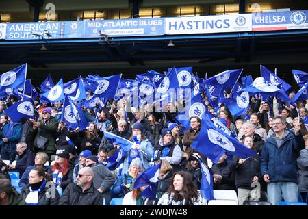 Londres, Royaume-Uni. 21 janvier 2024 ; Stamford Bridge, Londres, Angleterre : Super League football féminin, Chelsea contre Manchester United ; les supporters de Chelsea agitent leurs drapeaux de club dans les tribunes avant le match. Crédit : action plus Sports Images/Alamy Live News Banque D'Images