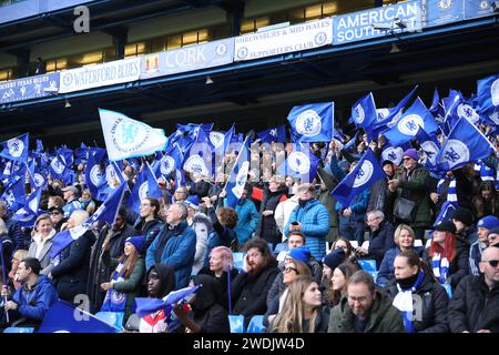 Londres, Royaume-Uni. 21 janvier 2024 ; Stamford Bridge, Londres, Angleterre : Super League football féminin, Chelsea contre Manchester United ; les supporters de Chelsea agitent leurs drapeaux de club dans les tribunes avant le match. Crédit : action plus Sports Images/Alamy Live News Banque D'Images