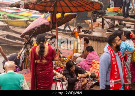 Les gens qui accomplissent des rituels hindous à Varanasi Ghat. Banaras Uttar Pradesh Inde, 5 janvier 2024 Banque D'Images