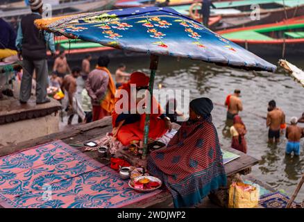 Un moine hindou assis sur la rive du Gange à Varanasi Ghat pendant Kumbha mela. Benaras Utrar Pradesh Inde 01/05/2024 Banque D'Images