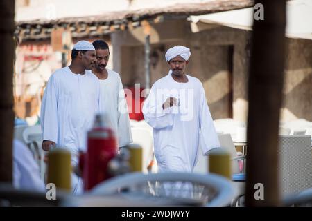 Doha, Qatar - 22 avril 2023 : les populations locales en tenue traditionnelle dans l'ancien marché du bazar Souk Waqif. Banque D'Images