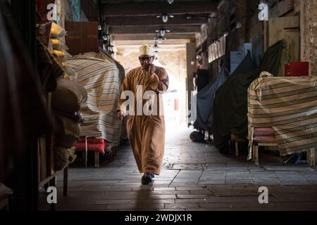 Doha, Qatar - 22 avril 2023 : les populations locales en tenue traditionnelle dans l'ancien marché du bazar Souk Waqif. Banque D'Images