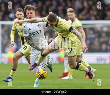 Elland Road, Leeds, Yorkshire, Royaume-Uni. 21 janvier 2024. EFL Championship football, Leeds contre Preston North End ; Emil Riis Jakobsen de Preston North End est fauché par Joe Rodon Credit : action plus Sports/Alamy Live News de Leeds United Banque D'Images