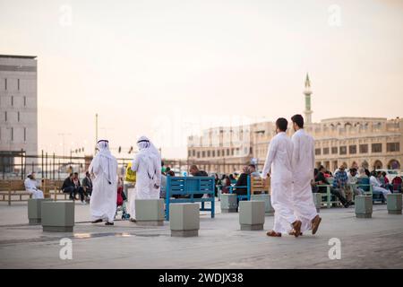 Doha, Qatar - 22 avril 2023 : les populations locales en tenue traditionnelle dans l'ancien marché du bazar Souk Waqif. Banque D'Images