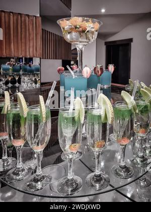 Le restaurant de l'hôtel propose une variété de cocktails avec des fruits dans de beaux verres en verre. Les repas sont servis selon le système de buffet. Banque D'Images