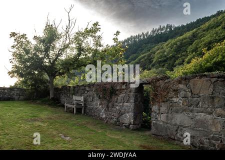 Mur de pierre avec porte ouverte et banc Wodden à Old Cottage dans Snowdonia Nationalpark au pays de Galles, Royaume-Uni Banque D'Images