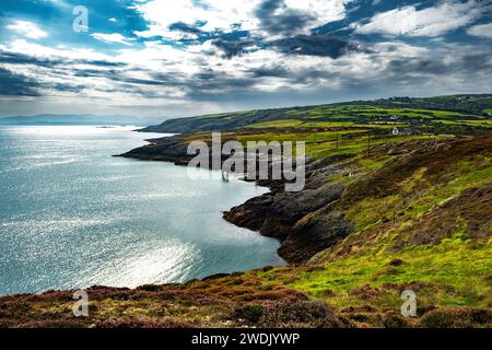 Wild Atlantic Coast au Village Moelfre sur l'île d'Anglesey dans le nord du pays de Galles, Royaume-Uni Banque D'Images