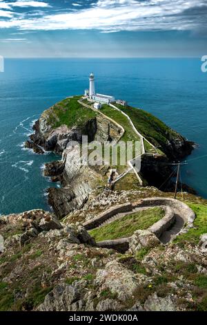 Sentier spectaculaire avec des marches escarpées à South Stack Island avec phare de South Stack et vue sur la mer d'Irlande dans le nord du pays de Galles, Royaume-Uni Banque D'Images