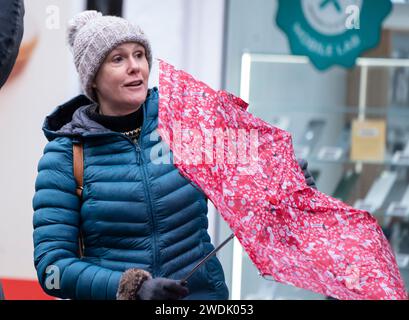 Une femme se bat avec un parapluie dans des conditions venteuses à Leeds. Le Royaume-Uni est couvert par des avertissements de vent « inhabituels » de danger pour la vie à l'approche de la tempête Isha, et les gens sont avertis de ne pas voyager en présence de rafales de 90 km/h. Date de la photo : dimanche 21 janvier 2024. Banque D'Images