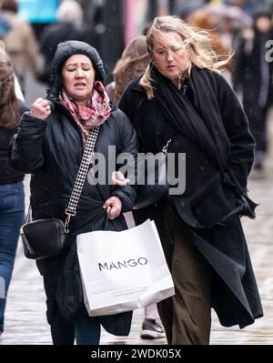 Des femmes dans des conditions venteuses à Leeds. Le Royaume-Uni est couvert par des avertissements de vent « inhabituels » de danger pour la vie à l'approche de la tempête Isha, et les gens sont avertis de ne pas voyager en présence de rafales de 90 km/h. Date de la photo : dimanche 21 janvier 2024. Banque D'Images