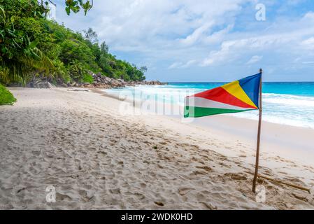 Drapeau des Seychelles sur Anse Georgette. Île de Praslin, Seychelles Banque D'Images