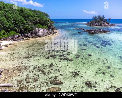 Vue aérienne du récif de corail de l'Anse Royale. Île de Mahé, Seychelles Banque D'Images