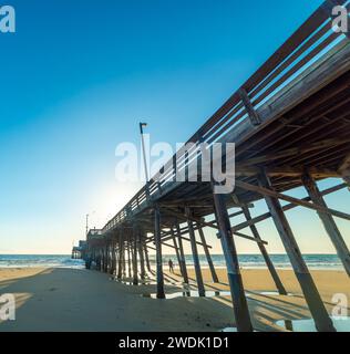 Jetée en bois à Newport Beach au coucher du soleil. Californie, États-Unis Banque D'Images