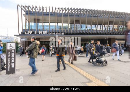 Tokyo, Japon. Janvier 2024. Vue des voyageurs en face de la gare d'Ueno dans le centre-ville Banque D'Images