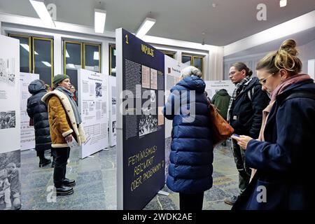 Gemeinsam sind wir unerträglich, Die unabhängige Frauenbewegung in der DDR Ausstellung Auf dem Campus der Demokratie, dem ehemaligen Gelände der Staatssicherheit der ehemaligen DDR fand am 11.01.2023 die Ausstellungseröffnung Gemeinsam sind wir unerträglich, Die unabhängige Frauenbewegung in der DDR und eine Podiumsellusstatung t Auszur. Berlin-Lichtenberg Berlin Deutschland *** ensemble nous sommes insupportables, le mouvement indépendant des femmes dans l'exposition de la RDA l'ouverture de l'exposition ensemble nous sommes insupportables, le mouvement indépendant des femmes dans la RDA et une table ronde o Banque D'Images