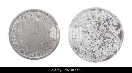 1907 American Liberty Head V Nickel 5 cent Piece VG bon 5c US coin collectionnable recto et verso isolé sur fond blanc Banque D'Images