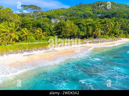 Vue aérienne de la rive de l'Anse Takamaka par une journée ensoleillée. Île de Mahé, Seychelles Banque D'Images
