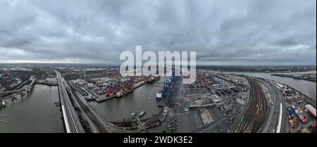 Hambourg, Allemagne, 30 décembre 2023 : photo aérienne panoramique à 180 degrés du port à conteneurs de Hambourg. Opérations portuaires, grues et grand conteneur Banque D'Images