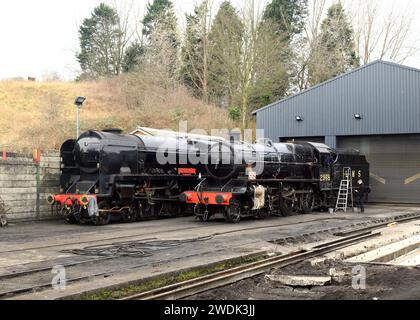 SR West Country classe 21C127 Taw Valley et LMS Stanier Mogul 42968 à l'extérieur des hangars moteurs à la gare de Bridgnorth sur le chemin de fer de la vallée de la Severn. Banque D'Images