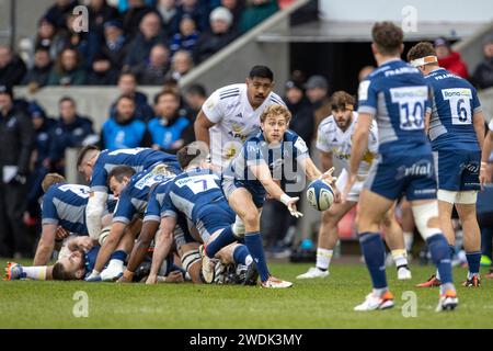 Salford, Lancashire, Royaume-Uni. 21 janvier 2024 ; Salford Community Stadium, Salford, Lancashire, Angleterre; Investec Champions Cup Rugby, sale Sharks versus Stade Rochelais ; Gus Warr of sale Sharks passe le ballon crédit : action plus Sports Images/Alamy Live News Banque D'Images