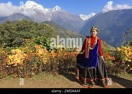 Une fille avec Gurung habillant traditionnellement un village Gurung dans la ville de Ghandruk, dans la province de Gandaki au Népal, est un point du circuit de randonnée Annapurna et Poonhil Banque D'Images