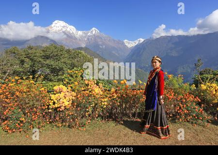 Une fille avec Gurung habillant traditionnellement un village Gurung dans la ville de Ghandruk, dans la province de Gandaki au Népal, est un point du circuit de randonnée Annapurna et Poonhil Banque D'Images